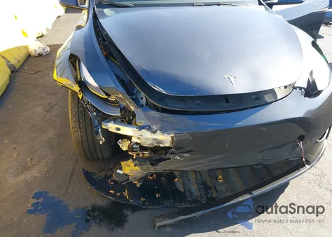 2024 Tesla Model Y Long Range Dual Motor All-Wheel Drive/Rwd z USA, uszkodzony, nr VIN 7SAYGDED7RF095496